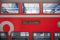 „Nicht einsteigen“-Anzeige an einem Zug