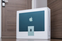 Apple Gerät im Karton geliefert vor einer Haustür