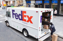 FedEx Lieferwagen und Zusteller