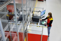 DHL-Mitarbeiterin an vollautomatisierte Autostore Lösung