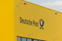 Deutsche Post Schriftzug an Postgebäude