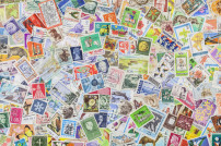 Viele verschiedene internationale Briefmarken