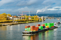 Containerschiff am Rhein in Mainz - Rheinland-Pfalz, Deutschland